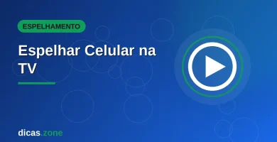Pessoa espelhando a tela do celular na TV mostrando como espelhar a tela do celular na TV